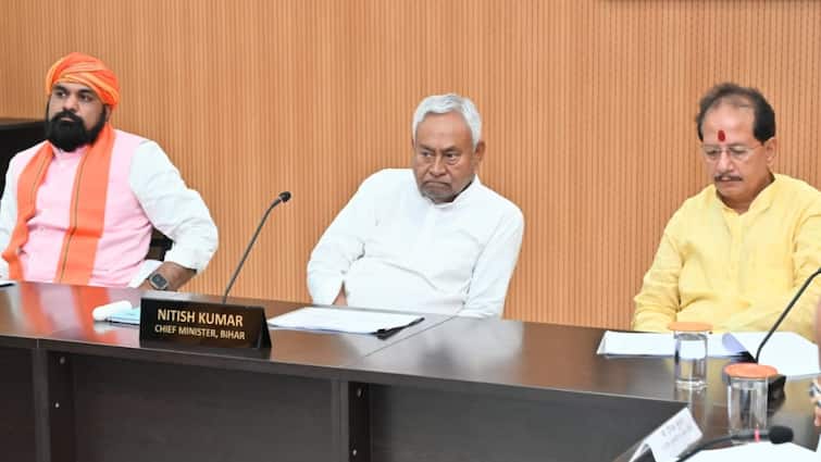 Bihar Cabinet Meeting 2025: नीतीश सरकार ने 16 बड़े प्रस्तावों पर लगाई मुहर, प्रतियोगी परीक्षाओं की फीस मात्र 100 रुपये