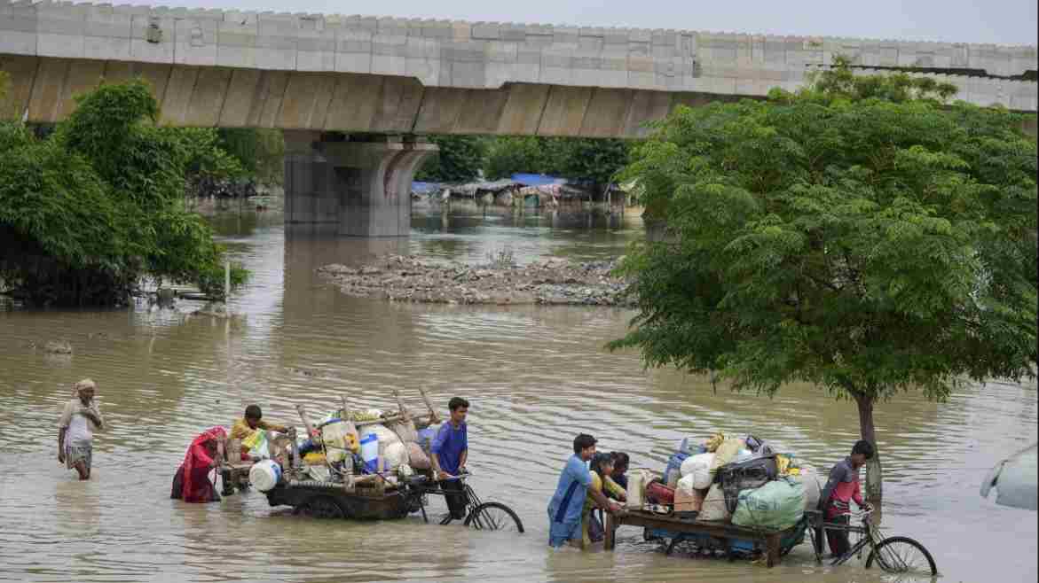 Delhi Flood Alert: यमुना का जलस्तर बढ़ा, आधी रात से बाढ़ जैसे हालात की आशंका