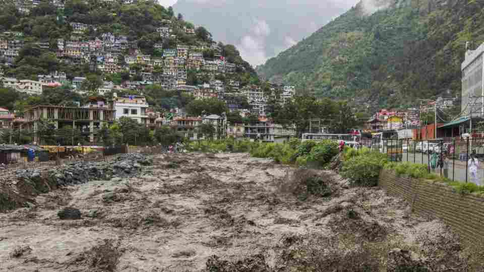 Flash Flood से हिमाचल में तबाही: 396 सड़कें बंद, घर ढहे, जनजीवन अस्त-व्यस्त