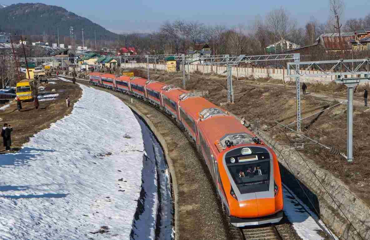 Railways: जम्मू की बारिश-बाढ़ से थमी रफ्तार, 58 ट्रेनें रद्द और 18 का रूट बदला