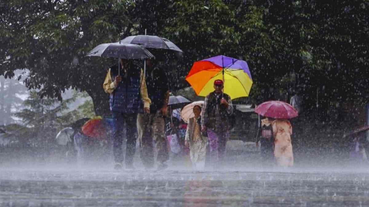 Monsoon in UP: विधानसभा में घुसा पानी, अलीगंज में धंसी सड़क — लेकिन 3 दिन बाद थमेगी बारिश