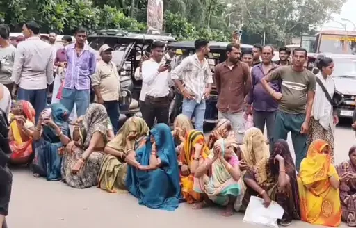 UP Flood: सड़े आलू बांटने का मामला तूल पकड़ा, हमीरपुर में लेखपाल सस्पेंड, बाढ़ पीड़ित बेहाल