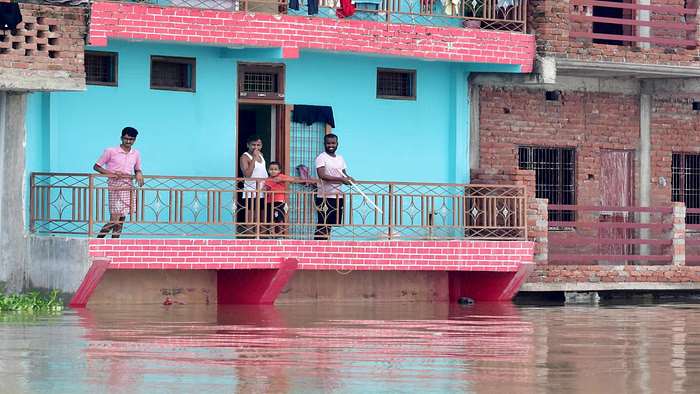 Prayagraj Flood Update: गंगा-यमुना के जलस्तर में गिरावट, पर हजारों अभी भी संकट में