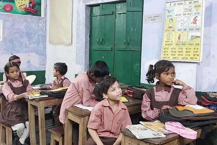 UP School Student Teacher New Rule: अब टीचर नहीं मार सकेंगे बच्चों को, चिकोटी काटना भी अपराध माना जाएगा
