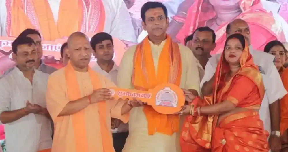 Affordable Housing UP: गोरखपुर में CM योगी ने आवंटियों को सौंपी चाबियां