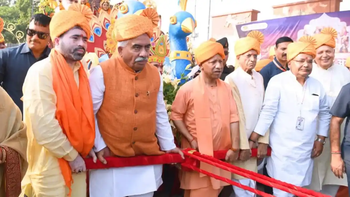 दीपों की रौशनी में नहाई Ayodhya, मुख्यमंत्री योगी ने खींचा प्रभु श्रीराम का रथ