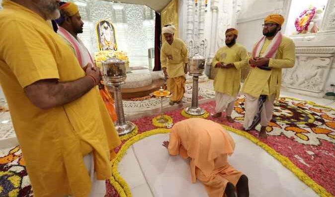 दिवाली पर रामलला के दरबार पहुंचे CM योगी, हनुमानगढ़ी में की पूजा, प्रदेशवासियों के लिए मांगा सुख-समृद्धि का आशीर्वाद