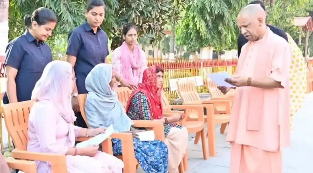 Janata Darshan: गोरखपुर में CM योगी ने सुनीं 200 लोगों की समस्याएं
