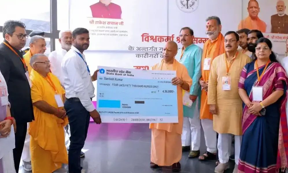 झांसी में सीएम योगी ने बांटे 'युवा उद्यमी विकास अभियान' के चेक और Vishwakarma Toolkit