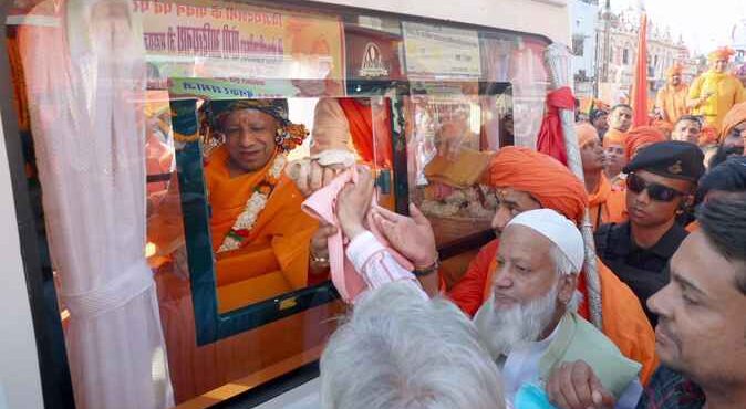 रथ पर सवार हुए सीएम योगी