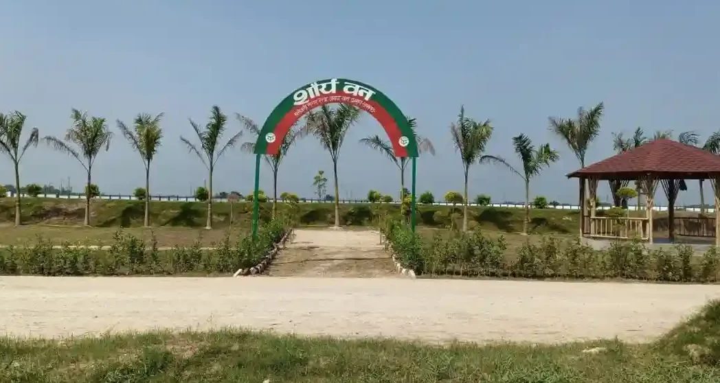 सीएम योगी और रक्षा मंत्री राजनाथ सिंह ने ब्रह्मोस फैसिलिटी में किया पौधरोपण