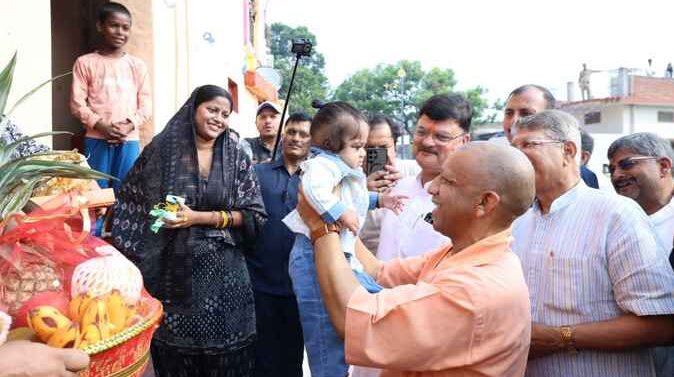 निषाद-वाल्मिकी समाज के संग सीएम योगी ने मनाई दिवाली
