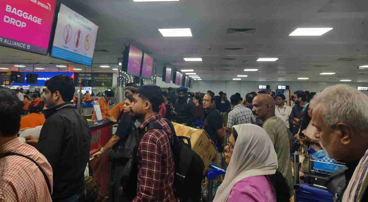 Air India Server Down: Delhi Airport पर लगी लंबी कतारें