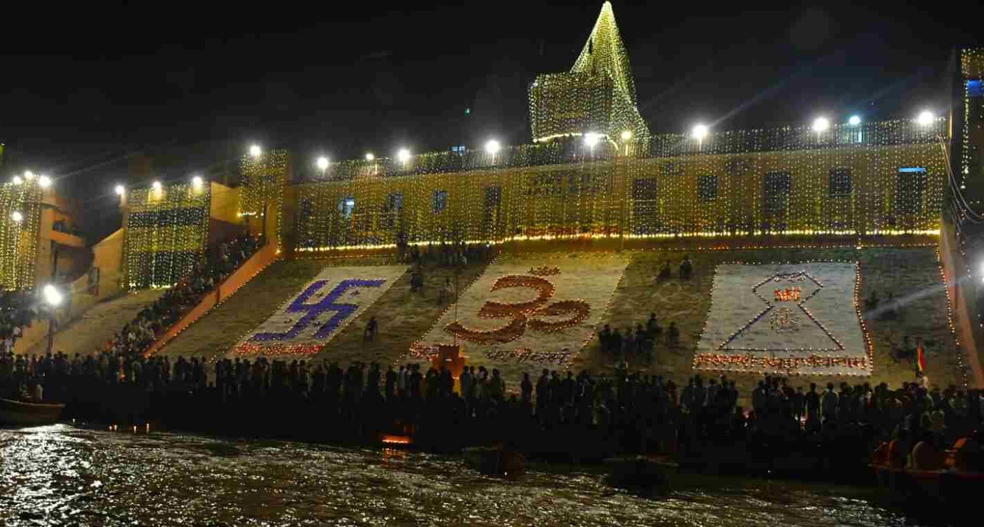 Dev Deepawali 2025: जान्‍हवी तट पर जगमगाते 25 लाख दीप