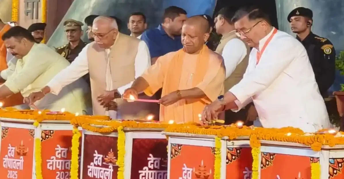 Dev Deepawali Varanasi: सीएम योगी ने नमो घाट से किया देव दीपावली का शुभारंभ