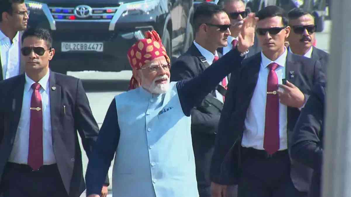 गणतंत्र दिवस परेड 2026 के बाद पीएम मोदी ने पैदल चलकर आगंतुकों का किया अभिवादन