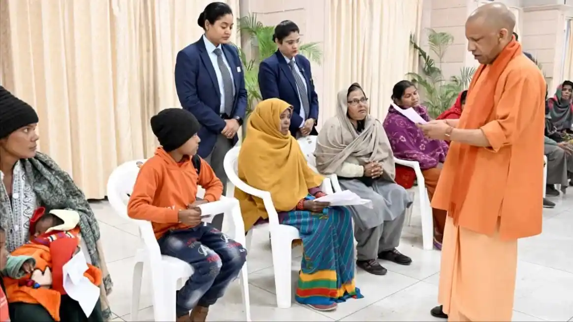 जनता दर्शन में मिला न्याय: बेघर महिला सीमा को मुख्यमंत्री योगी से मिला भरोसा