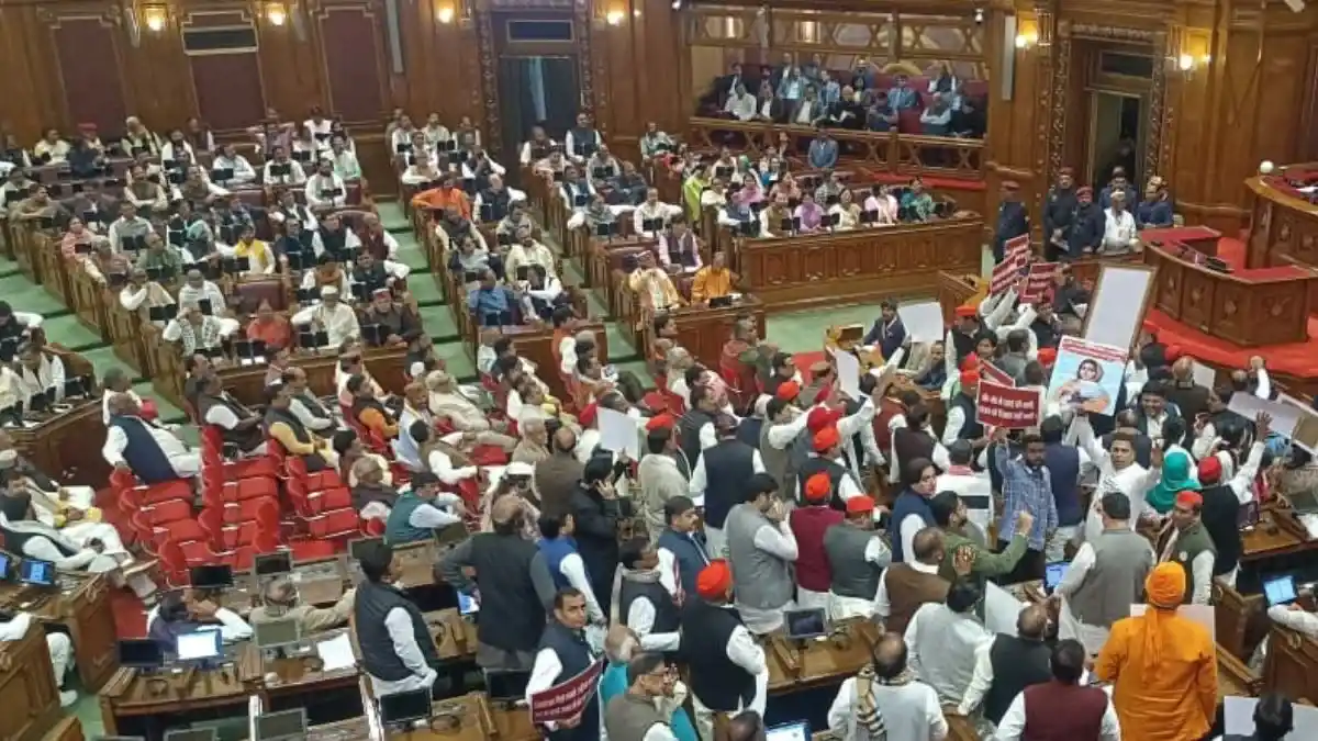 UP Budget Session 2026- राज्यपाल के अभिभाषण के बाद विपक्ष का हंगामा