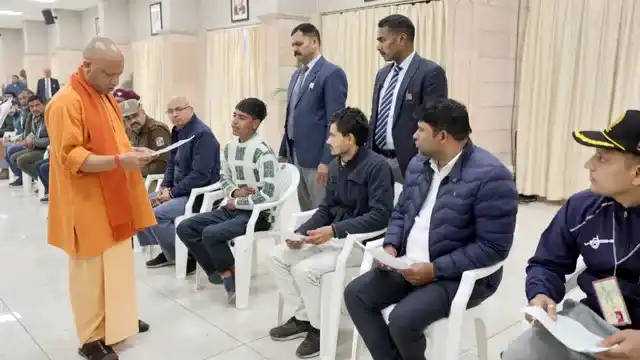 Yogi Adityanath ने जनता दर्शन में दिए कड़े निर्देश
