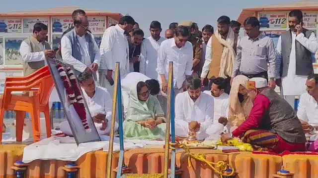 प्रयागराज संगम में अजित पवार की अस्थियां विसर्जित