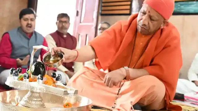 महाशिवरात्रि पर CM योगी का रुद्राभिषेक