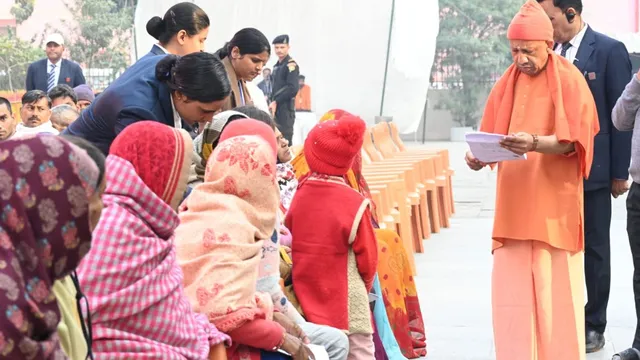 महाशिवरात्रि पर गोरखपुर में सीएम योगी का जनता दर्शन