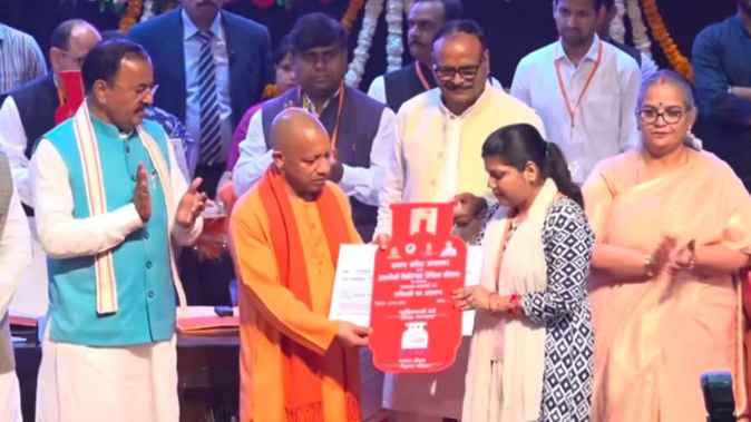 यूपी में 1.86 करोड़ परिवारों को मुफ्त सिलिंडर का उपहार