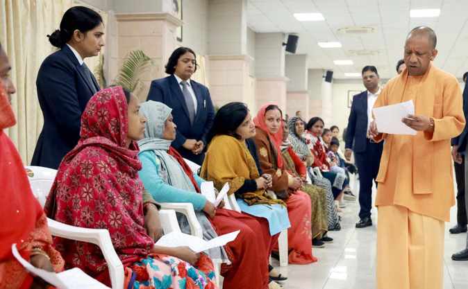 सीएम का जनता दर्शन- जमीन कब्जे की शिकायत लेकर पहुंचे सैनिक