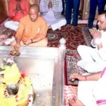 जापान-सिंगापुर दौरे से लौटकर काशी पहुंचे सीएम योगी, षोडशोपचार विधि से किया बाबा विश्वनाथ का अभिषेक