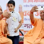 जालौर में बच्चे के साथ सेल्फी लेते दिखे सीएम योगी, बच्चों के प्रति स्नेह की तस्वीर सोशल मीडिया पर वायरल