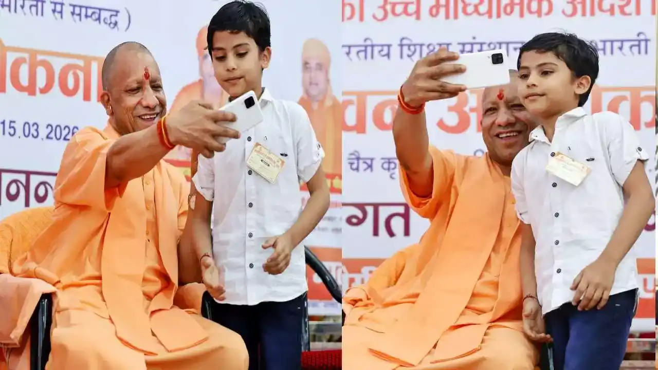 जालौर में बच्चे के साथ सेल्फी लेते दिखे सीएम योगी