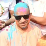 सीएम योगी होली गोरखनाथ मंदिर: होलिका भस्म की पूजा कर किया होलिकोत्सव का शुभारंभ, संतों के साथ खेली फूलों की होली