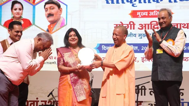 CM योगी का मजाकिया अंदाज- आकाशवाणी लखनऊ समारोह में छाया बयान