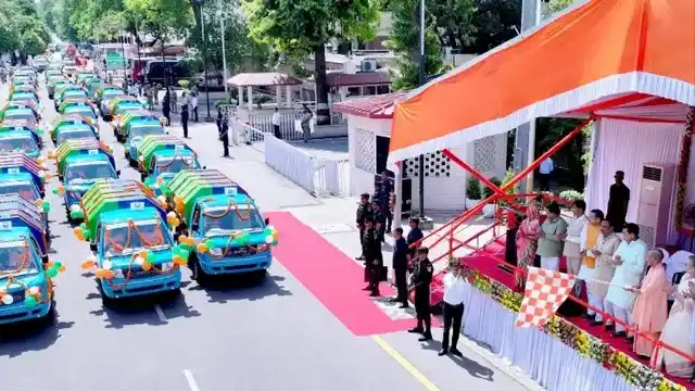 CM योगी ने 250 गाड़ियों को दिखाई हरी झंडी