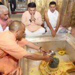 काशी कोतवाल दर्शन: वाराणसी में सीएम योगी का आध्यात्मिक दौरा, बच्चों और दुकानदारों से किया आत्मीय संवाद