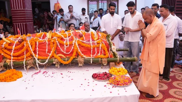 गोरक्षपीठ भक्त मारकंडेय यादव निधन- लुहसी गांव पहुंचे सीएम योगी