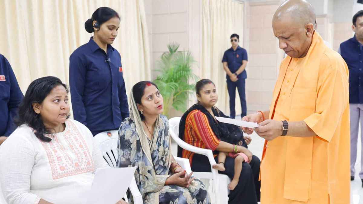 जनता दर्शन में CM योगी का सख्त संदेश