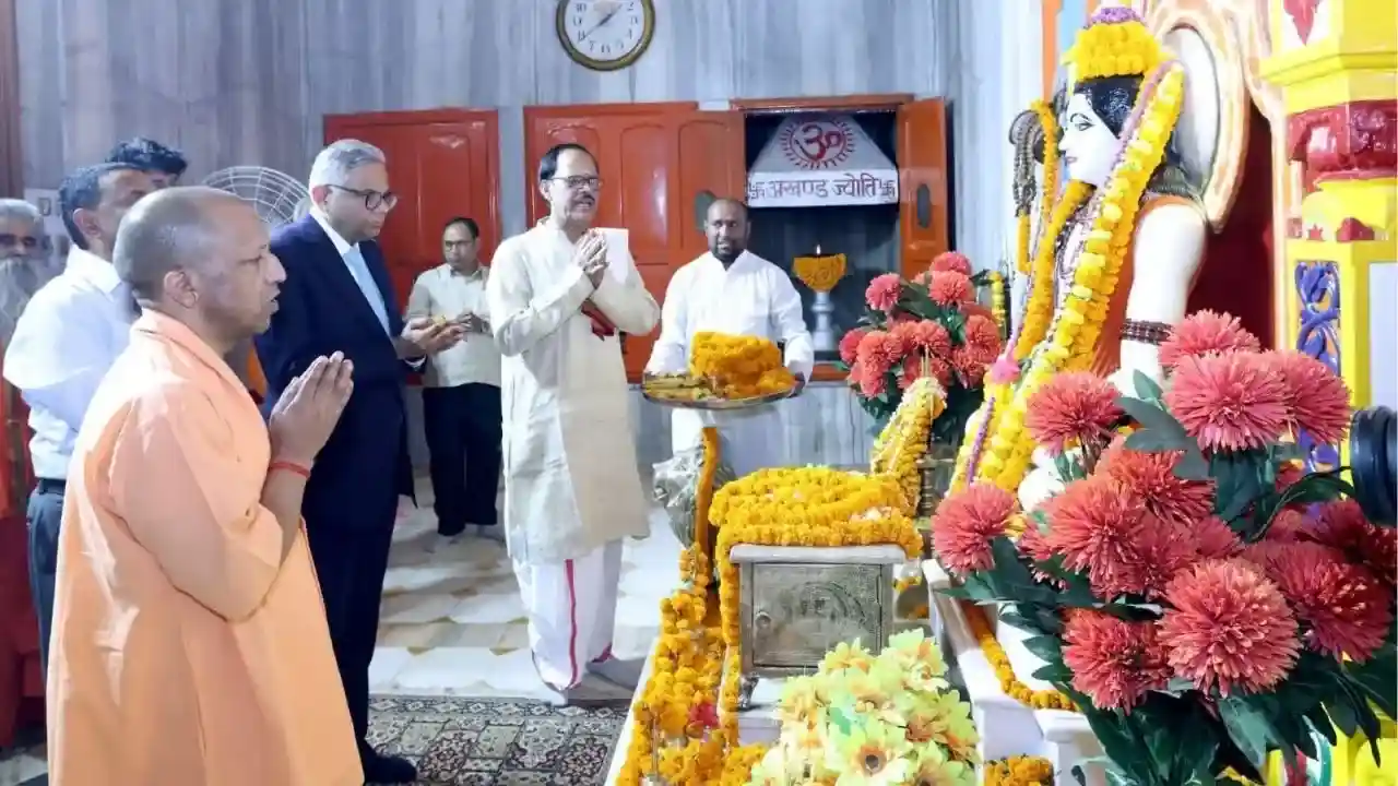टाटा संस चेयरमैन एन. चंद्रशेखरन ने सीएम योगी के साथ किया पूजन