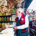 प्रोटोकॉल तोड़ जनता के बीच पहुंचे PM मोदी: झाड़ग्राम में झालमुड़ी का स्वाद, तस्वीरें वायरल