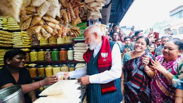 प्रोटोकॉल तोड़ जनता के बीच पहुंचे PM मोदी