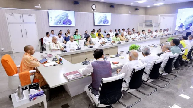 CM योगी का बड़ा संदेश, मंत्री करें सार्वजनिक परिवहन का उपयोग