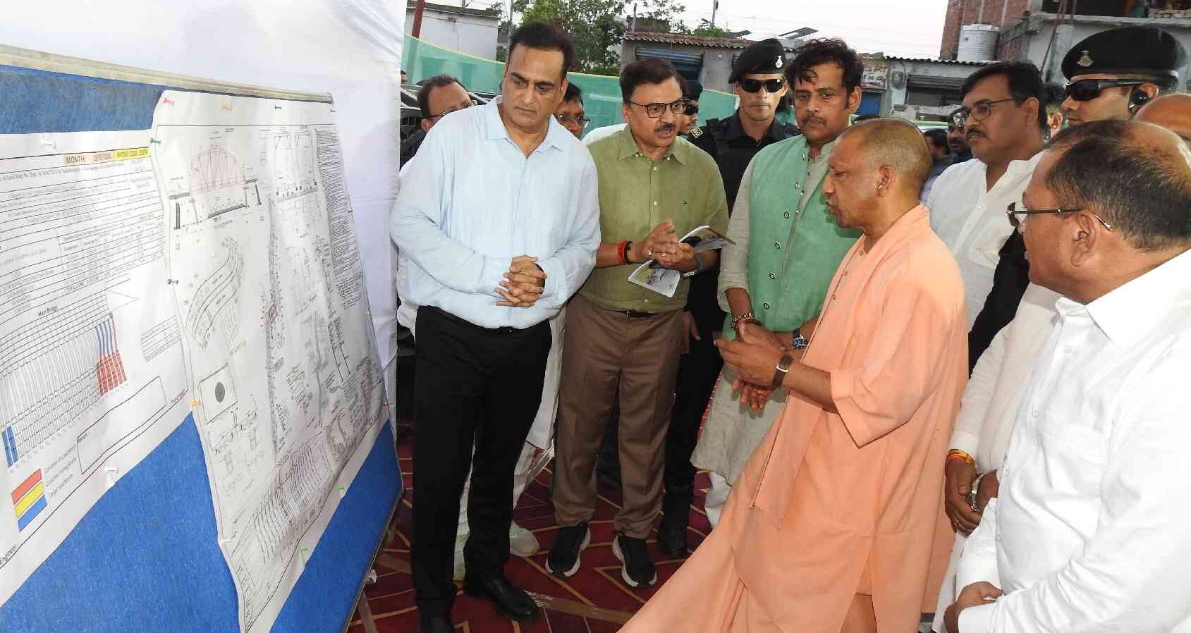 CM योगी ने गोरखपुर में गोड़धोइया नाला परियोजना का किया निरीक्षण