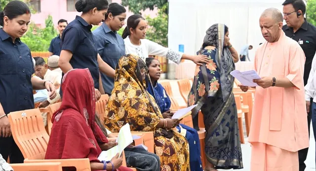 गोरखपुर जनता दर्शन, CM योगी बोले- हर पीड़ित को मिलेगा न्याय