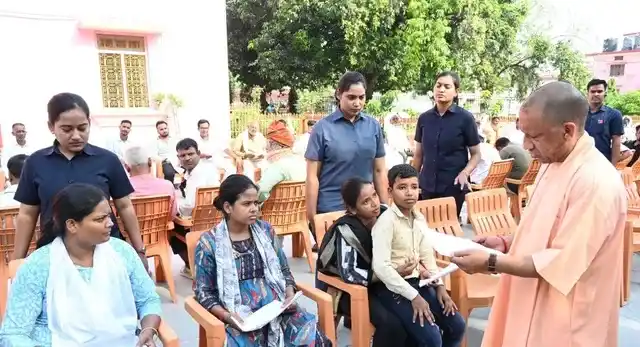 गोरखपुर में CM योगी का जनता दर्शन, 200 लोगों की समस्याएं सुनीं