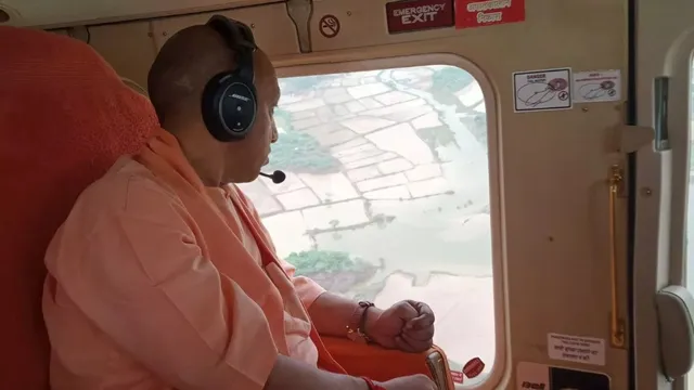 हेलीकॉप्टर से कूड़े का ढेर देख CM योगी नाराज, नगर निगम में मचा हड़कंप