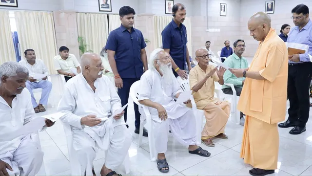 जनता दर्शन में CM योगी ने सुनीं फरियादें, बोले- ‘जनसेवा, सुरक्षा और सुशासन