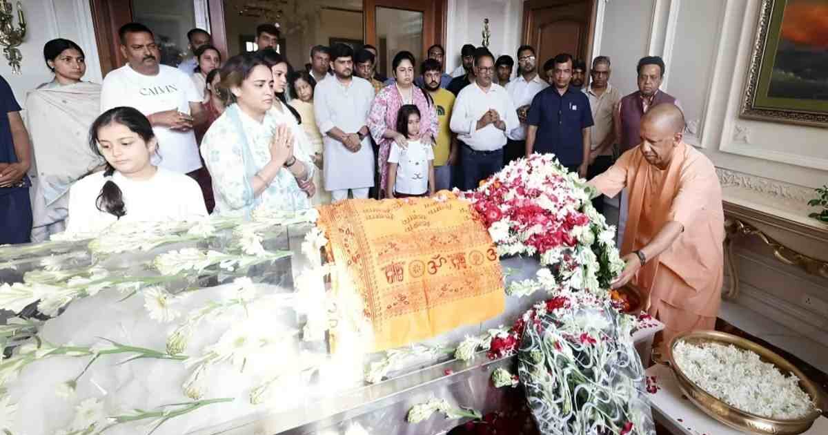प्रतीक यादव को श्रद्धांजलि देने अपर्णा यादव के घर पहुंचे CM योगी