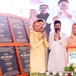 महराजगंज में सीएम योगी का विकास दौरा: करोड़ों की परियोजनाओं का शिलान्यास, लाभार्थियों को बांटी चाबियां और चेक