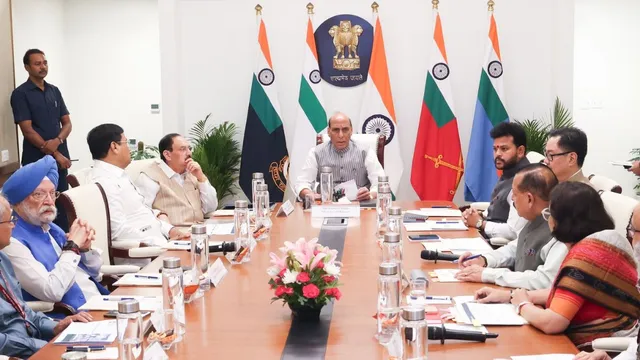 मिडिल ईस्ट संकट पर सरकार अलर्ट, राजनाथ सिंह बोले- जरूरी सामान और ऊर्जा आपूर्ति पर कड़ी नजर
