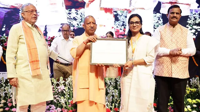 यूपी रेवेन्यू सरप्लस स्टेट, सीएम योगी ने लेखा परीक्षकों को दिए नियुक्ति पत्र